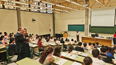 Alumnado en los minutos previos al inicio del examen de la PAU 2026 en un aula de la sede del Campus de El Cristo