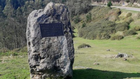 Monolito a los pies del mirador del Fitu, en donde se encuentra una fosa comn de represaliados por el franquismo