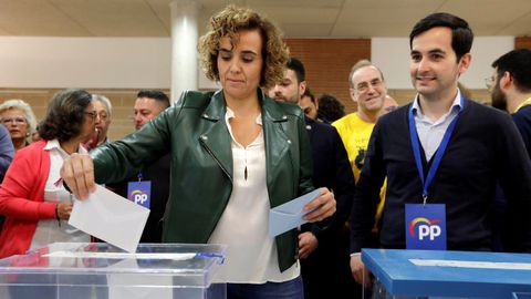 La cabeza de lista al Parlamento Europeo, Dolors Montserrat, votando en Sant Sardun d'Anoia