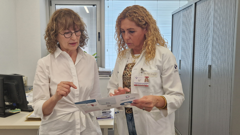 De izquierda a derecha, María Dolores Martín, especialista de Salud Pública del área sanitaria VII, y Ana Gema García, directora de Gestión de Cuidados y Enfermería del área VII