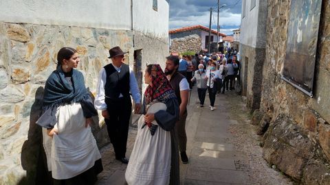 As vestimentas tradicionais galegas dos grupos musicais dan corido etnográfico á festa.