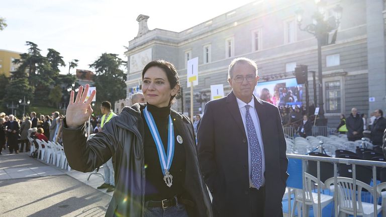Ayuso abandona en ambulancia la misa de la Almudena por una «leve indisposición»