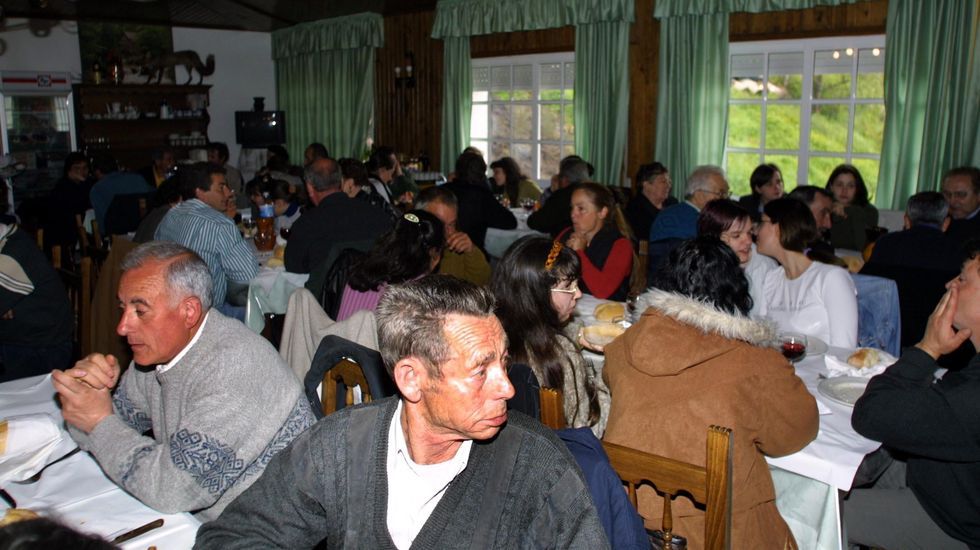 Fotografía de archivo del comedor del restaurante O Mirador lleno en una reunión festiva