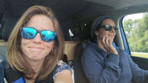 Laura Cañal y María Rodríguez, en la furgoneta en la que recorrieron 25.000 kilómetros entre O saviñao y Japón