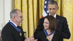 Gloria Estefan recibe la medalla de la Libertad