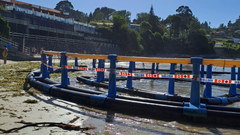 Una de las jaulas abandonadas en la r�a�ha varado en la playa de Veigue.