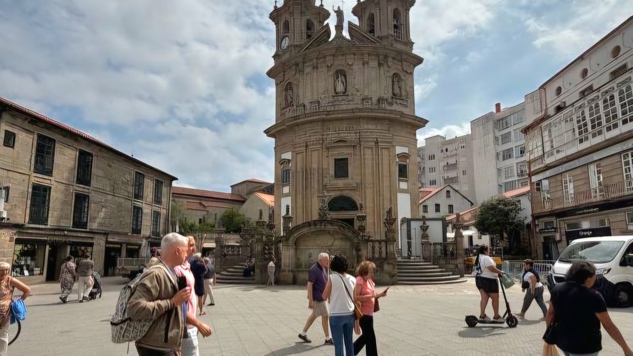 Ruta de las cascadas de Quiroga.El santuario de A Peregrina, en Pontevedra, luce su nuevo aspecto a falta de retirar unas vallas laterales