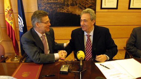 Jove, durante la firma de un convenio de colaboración con la Universidade da Coruña, junto al entonces rector José Luis Meilán Gil