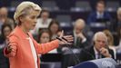 La presidenta de la Comisión Europea, Ursula von der Leyen, interviene ante la Eurocámara en presencia del jefe de la diplomacia comunitaria, Josep Borrell