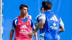 Dani Villahermosa ante David Costas, en el entrenamiento del Real Oviedo