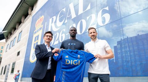 Eric Bailly, en el centro, en su presentaci�n como jugador del Real Oviedo