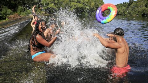 Jóvenes disfrutando de un baño en el Piago