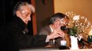 Lois Pereiro, o 3 de abril de 1996, durante un encontro na casa da cultura de Monforte no que presentou o seu libro «Poesía última de amor e enfermidade»; o escritor chairego Manuel María -á dereita- exerceu de anfitrión