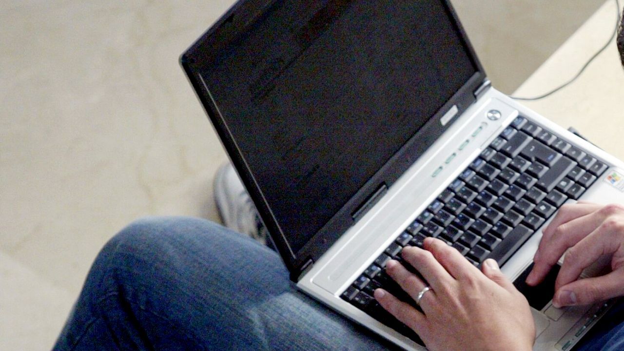 Pablo Terroba, ingeniero viveirense de ExxonMobil.Usuario emplea el port�til para hacer una consulta telem�tica. 