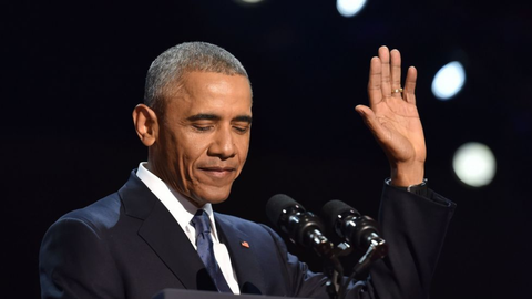 Barack obama con su vestimenta tpica de traje azul.