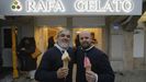 Rafa y Martn, ante la heladera Rafa Gelato que acaba de abrir en el callejn de la Estacada de A Corua