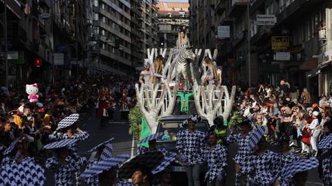 Domingo de carnaval en la ciudad de Ourense. Gran desfile de cerca de tres horas y casi medio centenar de carrozas.