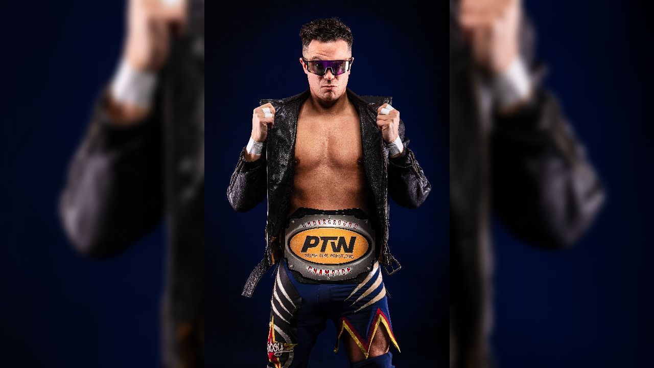 El sarriano Atilano Arias Lpez, Starboy Nano Lopez, con su cinturn de campen del PTW Underground Championship.