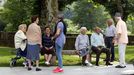 Gente mayor reunida en unos bancos de la Alameda de Chantada