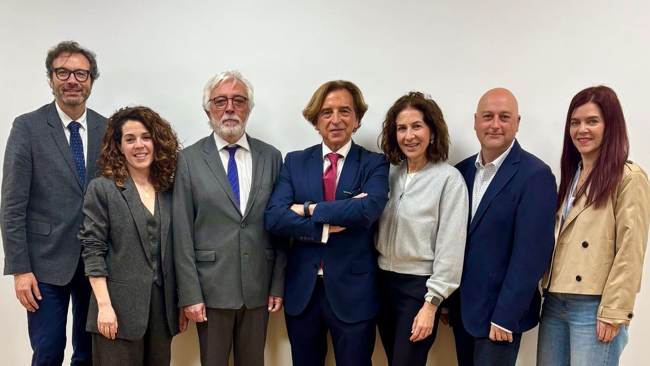 Dar&iacute;o L&oacute;pez, primero por la izquierda, posa con la directiva de los arquitectos t&eacute;cnicos de Espa&ntilde;a