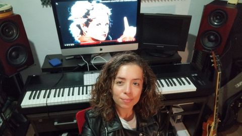 La compositora Sofía Oriana, con una imagen de Ana Kiro en el ordenador a su espalda. 