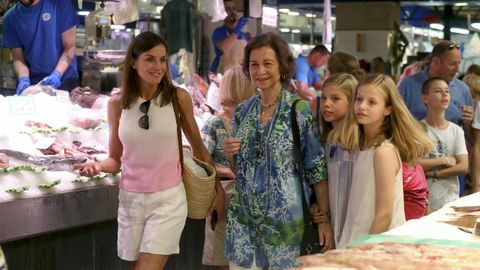 La infanta Sofa, junto a su madre, su hermana y su abuela en el Mercado del Olivar de Palma, el agosto del 2018
