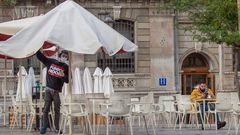 Un hombre toma un caf en una terraza del centro de Oviedo