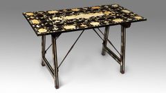 La mesa plegable, decorada con ébano y marfil, fue construida en Nápoles y pertenece actualmente a una colección particular. Hasta ahora no se había expuesto en Monforte esta singular pieza histórica