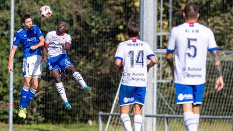 Pedro Ingles Vetusta Langreo Requexon.Pedro Ingl�s trata de rematar un bal�n ante el UP Langreo