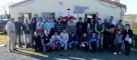 El grupo visitó una pequeña explotación ecológica de cerdos, con fábrica propia.