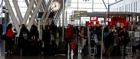 El aeropuerto compostelano modera la prdida de viajeros en el inicio de un ao con diez rutas internacionales previstas.