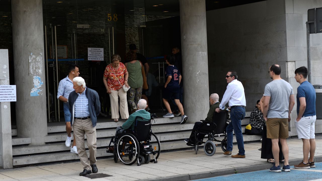 Personas en silla de ruedas, a la puerta del edificio sindical de Lugo.