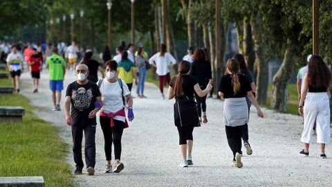 Miles de personas salen a pasear en Pontevedra en el segundo da de la desescalada