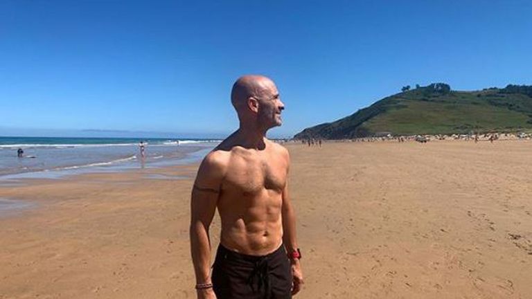 El periodista ovetense Antonio Lobato, en la playa de Vega, en Ribadesella