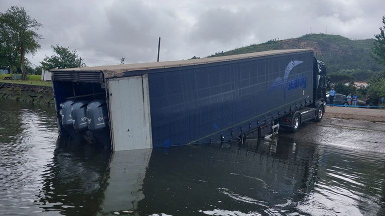 Descubren un tráiler encallado en el río Miño con una posible narcolancha en su interior