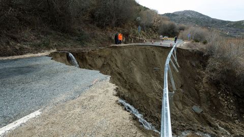 Las lluvias y el deshielo han provocado el derrumbe de un tramo de entre 15 y 20 metros de la carretera que conecta Villanueva de vila con el puerto de Mijares, en el corazn del Titar