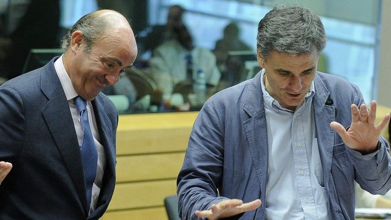 El ministro español De Guindos saluda en el Eurogrupo al recién llegado Tsakalotos.
