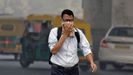 La contaminación en Delhi paraliza la ciudad.Los conductores tuvieron que ir al trabajo a pié