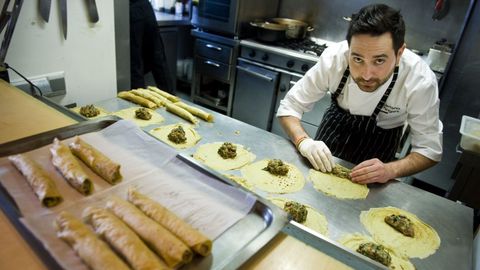 Daniel López, chef del restaurante ferrolano O Camiño do Inglés, prepara canelones de cocido, en una imagen de archivo