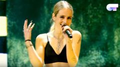 Mara cantando Merdeme  en la Gala Eurovisin 2019