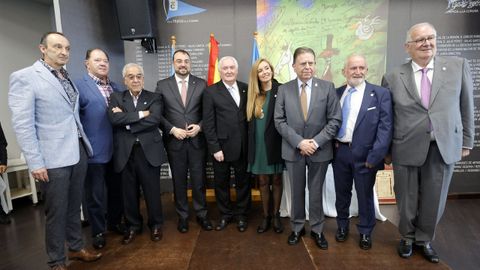 El presidente del Principado de Asturias, Adrin Barbn (4i), posa con los homenajeados del centro asturiano de Corua, en el acto de imposicin de insignias de Oro y Plata del Centro Asturiano de A Corua