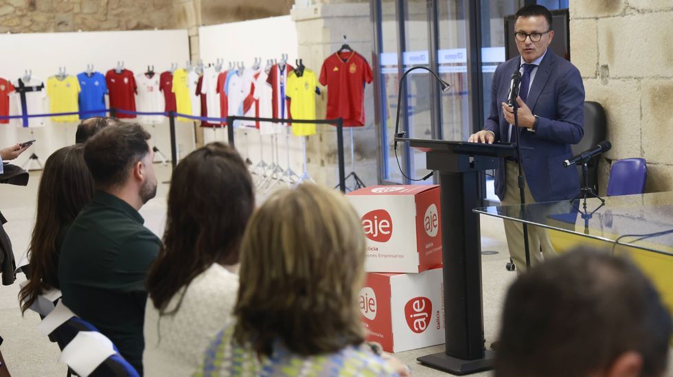 El conselleiro de Emprego, Jos� Gonz�lez, en Exponav durante la apertura de la jornada organizada por AJE Galicia.