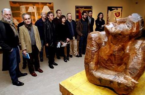 Algunos de los artistas participantes y los comisarios, ante una escultura de Francisco Leiro.