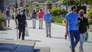 Imagen de gente paseando por Noia, concello en el que ha aparecido un nuevo caso de covid