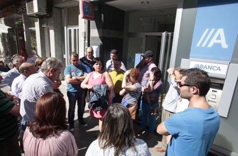Los afectados acudieron ayer a una sucursal de Abanca en Laln a pedir informacin sobre el proceso. 