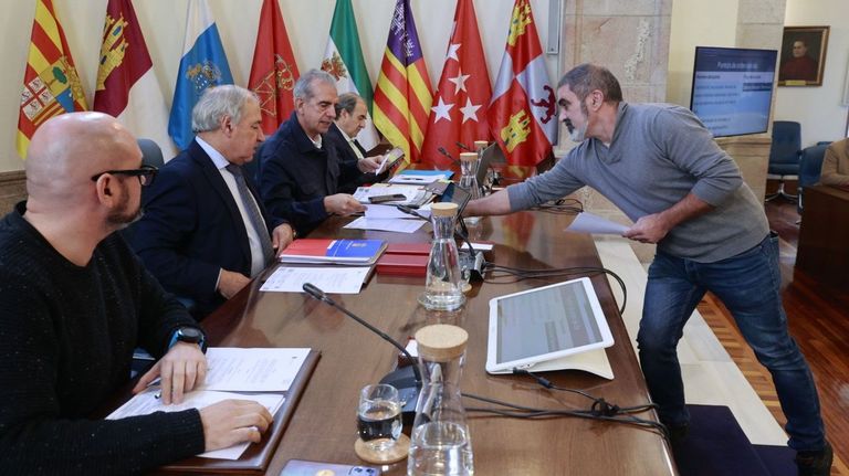 Mesa presidencial en el Pazo de San Marcos