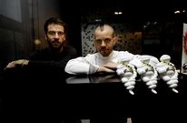 Pablo Sobrino, a la izquierda, con el chef David Muoz en el restaurante DiverXo.
