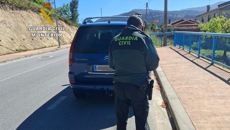 Cazado en Crecente por hacer de «taxi pirata» ilegal con su coche particular