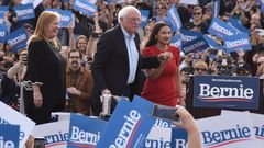  Sanders, en un acto de campaa junto a la congresista neoyorquina Alexandria Ocasio-Cortez  en Los ngeles