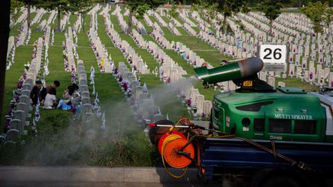 Un camin fumigador desinfecta un cementerio en Sel